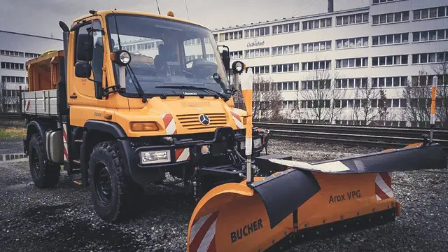 Nutzfahrzeug mit Schneepflug